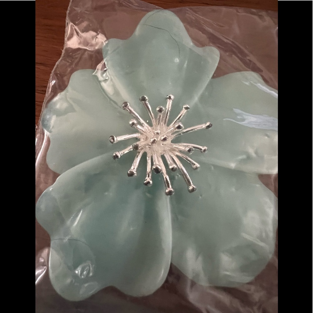 🌸 Blue flower brooch